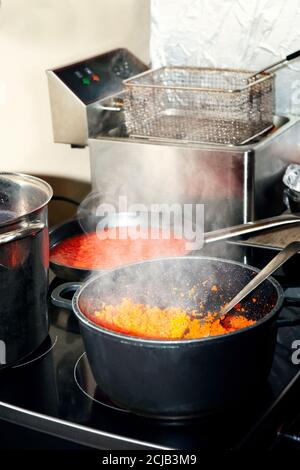 Soupe de tomate végétale . Processus de cuisson de la soupe de gazpacho aux tomates végétales en cours de cuisson. Restaurant Banque D'Images