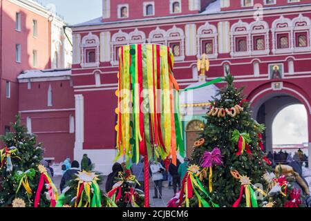 Moscou, Russie - 13 février 2018 : célébration de la Shrovetide russe sur la place Manezhnaya. Décoration de rue colorée près de la place Rouge Banque D'Images