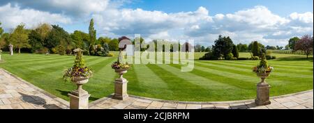 Club de cricket de Wiseton jouant au terrain de cricket du village à Wiseton Hall Banque D'Images