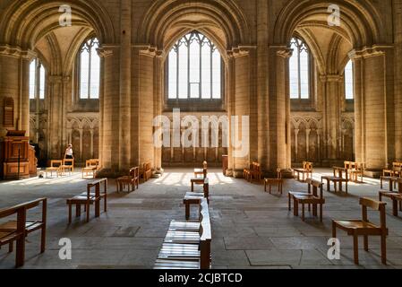 Nef et allée sud par une journée ensoleillée dans la cathédrale chrétienne construite par norman à Peterborough, Angleterre. Banque D'Images