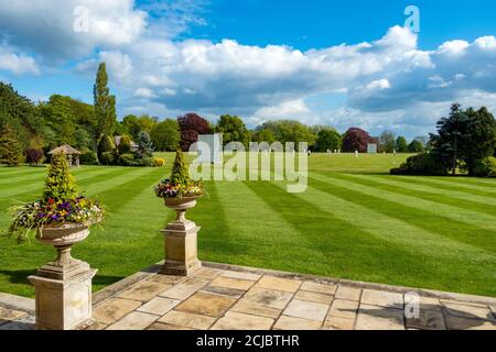 Club de cricket de Wiseton jouant au terrain de cricket du village à Wiseton Hall Banque D'Images