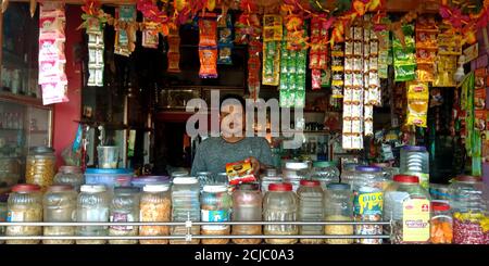 DISTRICT KATNI, INDE - 15 AOÛT 2019 : un commerçant de village asiatique vendant une épicerie dans un magasin local. Banque D'Images