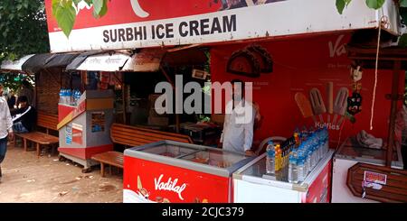 DISTRICT DE JABALPUR, INDE - 17 AOÛT 2019 : un homme de la glace indienne qui se tient au comptoir de glace vadilal. Banque D'Images