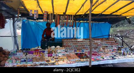 DISTRICT JABALPUR, INDE - 17 AOÛT 2019: Un commerçant asiatique vendant des bijoux artificiels faits à la main en pierre Marbles au magasin de rue de la rivière Narmada. Banque D'Images