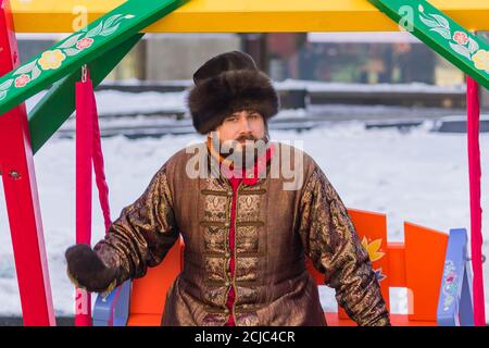 MOSCOU, RUSSIE - 13 FÉVRIER 2018 : portrait d'un homme en costume national. Célébration de Shrovetide dans le centre-ville de Moscou Banque D'Images