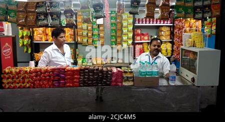 DISTRICT DE JABALPUR, INDE - 17 AOÛT 2019 : vendeurs de nourriture de chemin de fer indien vendant des boissons aux passagers à la cantine plate-forme. Banque D'Images