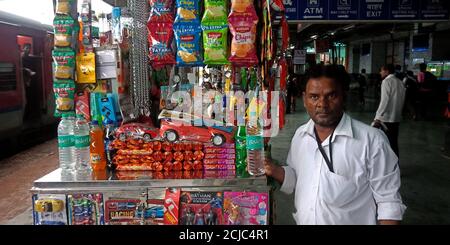 DISTRICT DE JABALPUR, INDE - 17 AOÛT 2019 : un distributeur alimentaire indien de chemin de fer présentant des boissons pour les passagers à quai. Banque D'Images