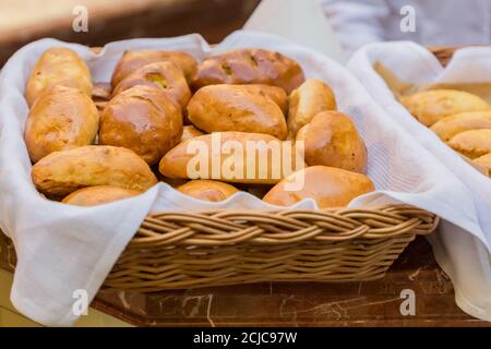 pâtisserie faite maison : tartes farcies délice dans un panier de cotillerie. Banque D'Images