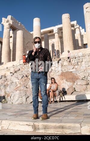 L'acteur Mickey Rourke visite l'Acropole d'Athènes avant de filmer un nouveau drame Homme de Dieu. Banque D'Images