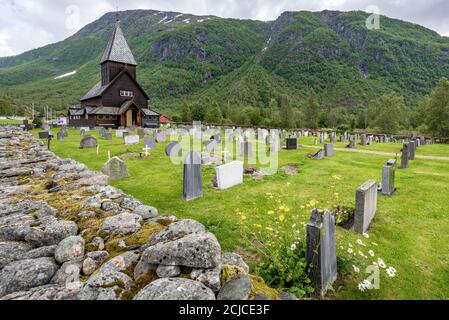 Røldal, Ullensvang, Norvège - Église de la Stave en bois du XIIIe siècle (Røldal stavkyrkje) et cimetière par une journée nuageuse, Odda, Hordaland Banque D'Images