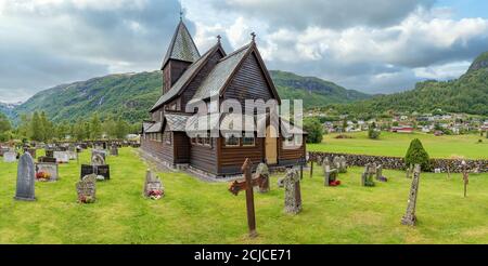 Røldal, Ullensvang, Norvège - Église de la Stave en bois du XIIIe siècle (Røldal stavkyrkje) et cimetière par une journée nuageuse, Odda, Hordaland Banque D'Images