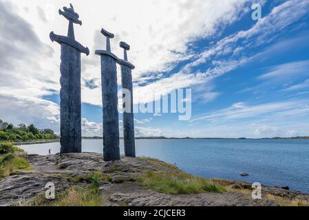 Stavanger, Norvège - trois grands épées se tiennent sur la colline comme mémoire de la bataille de Hafrsfjord en l'an 872, quand le roi Harald Fair Banque D'Images