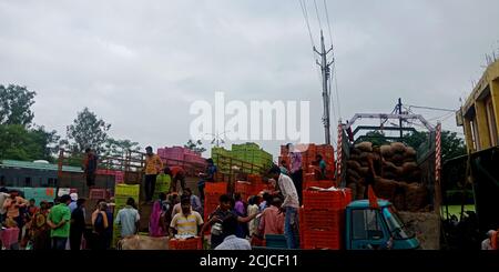 DISTRICT KATNI, INDE - 16 SEPTEMBRE 2019 : public du village indien à l'heure du marché agricole. Banque D'Images