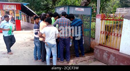 DISTRICT KATNI, INDE - 16 SEPTEMBRE 2019 : peuple indien que pour l'eau potable au comptoir. Banque D'Images