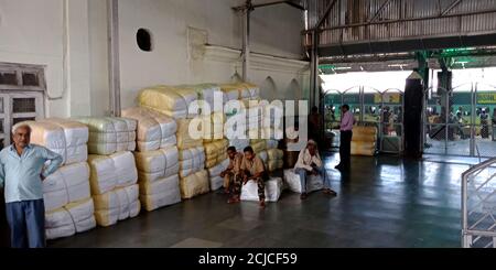 DISTRICT KATNI, INDE - 16 SEPTEMBRE 2019 : colis de marchandises arrangé à la plate-forme de la gare pour le transport. Banque D'Images