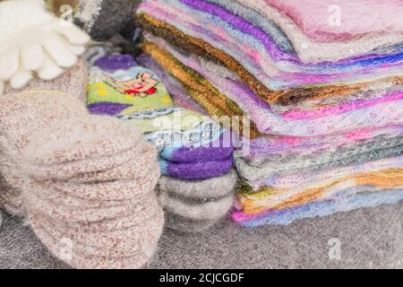 Pile de foulards tricotés, de chaussettes et de flowes. Accessoires de laine russe célèbres Banque D'Images