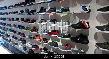 DISTRICT KATNI, INDE - 17 SEPTEMBRE 2019: Chaussures de sport présentées en vente dans la salle d'exposition de chaussures. Banque D'Images