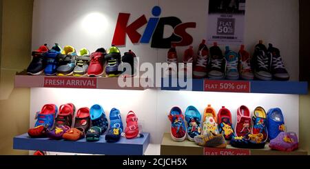 DISTRICT KATNI, INDE - 17 SEPTEMBRE 2019: De belles chaussures pour enfants présentées en vente dans la salle d'exposition de chaussures. Banque D'Images