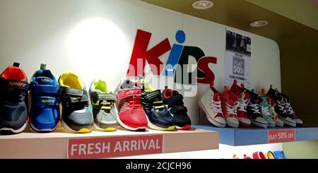DISTRICT KATNI, INDE - 17 SEPTEMBRE 2019 : des chaussures pour enfants colorées sont présentées en vente dans la salle d'exposition de chaussures. Banque D'Images