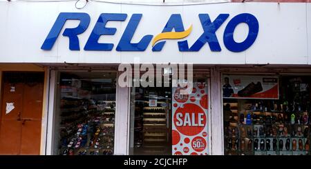 DISTRICT KATNI, INDE - 17 SEPTEMBRE 2019: Belle chaussure présentée à la vente dans la salle d'exposition de chaussures de Relaxo. Banque D'Images