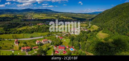 Vue aérienne de Sanatorium Kvitka Poloniny dans le village de Solochyn, Svalyava, Svaliava, Carpates, Ukraine Banque D'Images