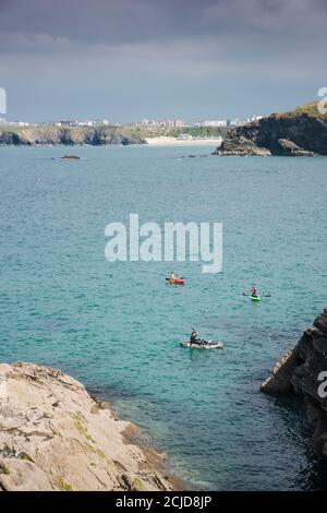 Kayakistes dans la baie de Newquay, sur la côte de Newquay, dans les Cornouailles. Banque D'Images