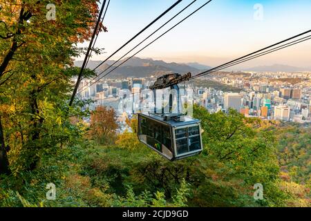 Téléphérique de Namsan arrivant à la gare de la Tour de Séoul Banque D'Images