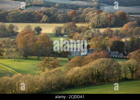 La dernière des couleurs d'automne s'accrochant dans la vallée de la Cerne, en haut Cerne, Dorset, Angleterre, Royaume-Uni Banque D'Images