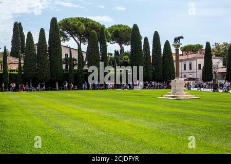 Pise, Italie - 9 juillet 2017 : vue du loup de Capitoline avec Romulus et Remus sur la Piazza dei Miracoli Banque D'Images