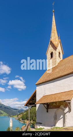 Vue verticale de l'église de Sant'Anna et du lac Resia, Curon Venosta (Graun), Tyrol du Sud, Italie Banque D'Images