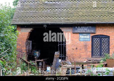 Village Smithy Rural Cheshire atelier tuiles décoratives de toit travaux de fer Raquette chevaux métal travaux Banque D'Images
