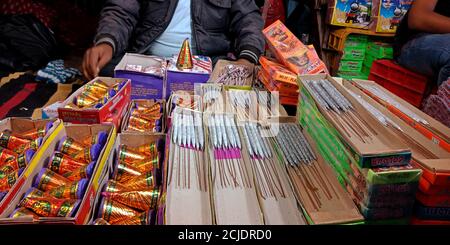 DISTRICT KATNI, INDE - 15 OCTOBRE 2019: Couleur argent Sparkler vente par un vendeur asiatique pour la vente pendant la tradition hindoue Diwali festival à l'indien Banque D'Images