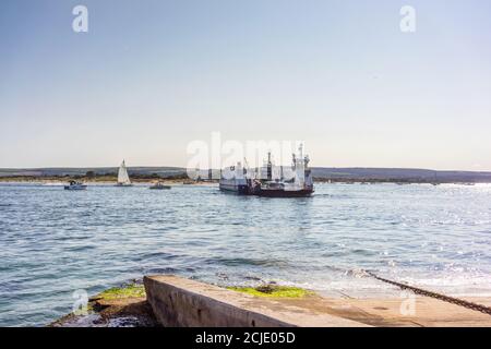 La chaîne de ferry « Bramble Bush Bay » qui relie Poole à Swanage arrivant à Sandbanks pendant l'été 2020, Dorset, Angleterre, Royaume-Uni Banque D'Images