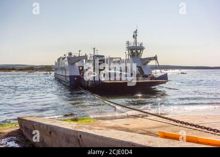 La chaîne de ferry « Bramble Bush Bay » qui relie Poole à Swanage arrivant à Sandbanks pendant l'été 2020, Dorset, Angleterre, Royaume-Uni Banque D'Images