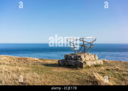 Radar Memorial également connu sous le nom de Purbeck Radar at St Aldhelm's Head situé sur une plinthe en pierre de Purbeck, Dorset, Angleterre, Royaume-Uni Banque D'Images