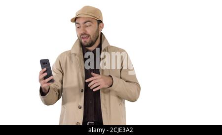 Jeune homme effectuant un appel vidéo à partir de son téléphone portable alors que la valine Banque D'Images