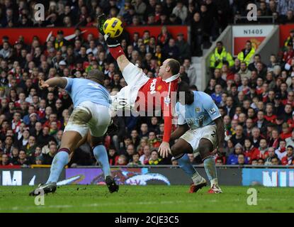 Wayne Rooney a fait un incroyable coup de pied en hauteur. Manchester United contre Manchester City. Première League, Old Trafford. 12/2/2011 PHOTO: MARK PAIN / ALAMY Banque D'Images