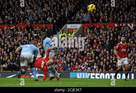 Wayne Rooney a fait un incroyable coup de pied en hauteur. Manchester United contre Manchester City. Première League, Old Trafford. 12/2/2011 PHOTO: MARK PAIN / ALAMY Banque D'Images