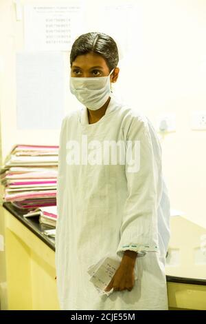 Puducherry, Inde - Mars Circa, 2020. Infirmière avec masque dans le couloir de l'hôpital, travailleurs de la santé dans la pandémie de coronavirus Covid19 Banque D'Images