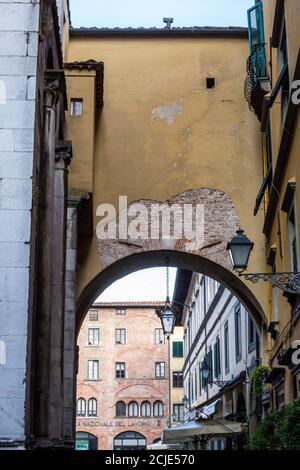 Lucca, Italie - 9 juillet 2017 : vue sur les anciens bâtiments traditionnels de la vieille ville de Lucca Banque D'Images