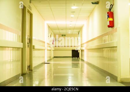 PUDUCHERRY, INDE - MARS CIRCA, 2020. Couloir vide dans l'hôpital public indien Banque D'Images