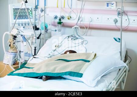 PUDUCHERRY, INDE - MARS CIRCA, 2020. Bébé sur un grand lit placé sur un équipement de ventilation pulmonaire artificielle dans l'hôpital indien. Pneumonie diagnosting. C Banque D'Images
