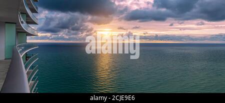 Beau coucher de soleil avec soleil sur l'horizon. Banque D'Images