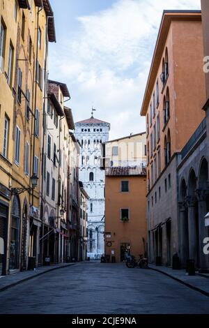 Lucca, Italie - 9 juillet 2017: Vue de la vieille ville de Lucques avec San Michele dans l'église de Foro en arrière-plan Banque D'Images