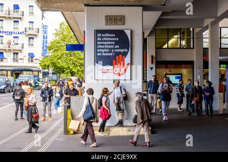 Une affiche référendaire pour le vote d'immigration du 20 septembre 2020 est affichée sur un pilier de la gare de Cornavin à Genève, en Suisse. Banque D'Images