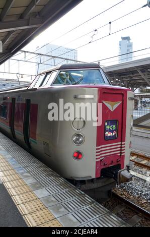 Un train de la série 381 (381系, 381-kei) à la gare de Kurashiki. Banque D'Images