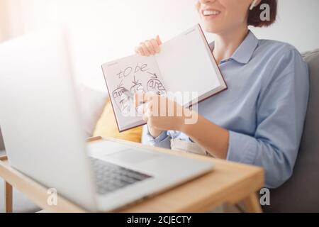 Formation en anglais en ligne pendant une pandémie. Une enseignante enseigne aux enfants et aux étudiants le chat vidéo par appel, explique les règles de la grammaire Banque D'Images