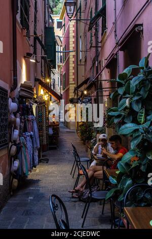 Monterosso al Mare, Italie - 8 juillet 2017 : vue sur les touristes et l'allée étroite dans la vieille ville de Monterosso al Mare Banque D'Images