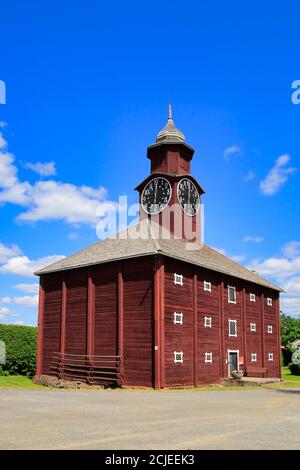 Magasin de céréales historique en rondins avec clocher baroque et horloge d'une main, Jokioinen Manor, Finlande. 1800s. Banque D'Images