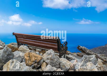 Banc en bois sur Hill Peak surplombant la mer Egée, Olympos, Karpathos, Grèce Banque D'Images